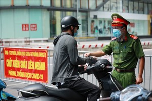 Công an, dân quân Hà Nội đội nắng kiểm soát phòng dịch COVID-19