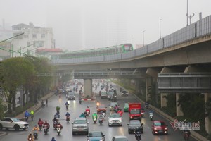 Hà Nội chìm trong mưa phùn, sương giăng từ sáng đến trưa