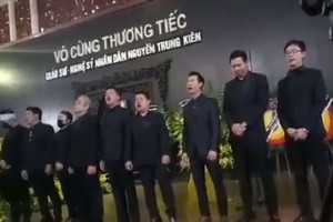 Xúc động NSND Quang Thọ, Đăng Dương hát "Tình ca" tiễn NSND Trung Kiên