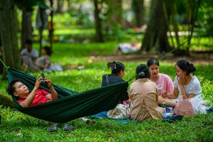 Chơi lễ, người dân dựng lều ngủ la liệt trong Thảo Cầm Viên