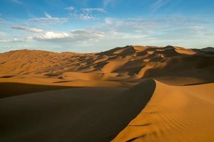 Bên dưới lớp cát dày của sa mạc Sahara ở Châu Phi có gì?