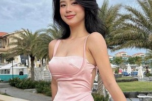 Hot girl tạp hoá mặc váy lụa dính người, nuột nà phát mê