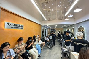 Tiệm nail, salon tóc kín khách đến tận nửa đêm