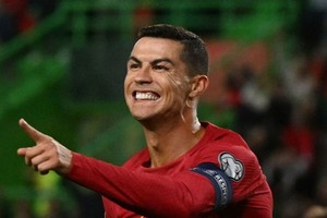 10 cầu thủ ghi nhiều bàn thắng nhất cho ĐTQG: Ronaldo bỏ xa Messi