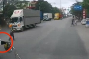 Nhanh vài giây, xe đầu kéo container gây họa 