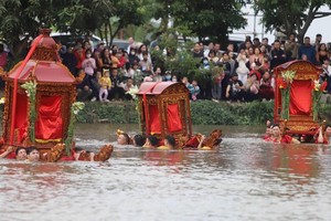 Hình ảnh lễ hội có 3 chiếc kiệu "bay" xuống nước ở Thái Bình