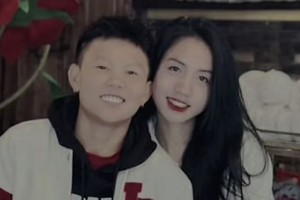 Tiền vệ Nguyễn Thị Bích Thuỳ livestream tố bạn gái "cắm sừng"