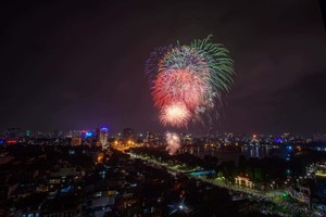 Hà Nội: Mãn nhãn với màn trình diễn ánh sáng đêm Giao thừa