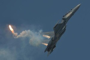 "Hổ mang chúa" Su-30MKM tung cánh giữa dàn chiến đấu cơ Mỹ tại Biển Đông