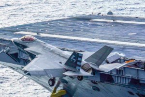 F-35C trượt đường băng, treo "lủng lẳng" ở mạn tàu sân bay Eisenhower