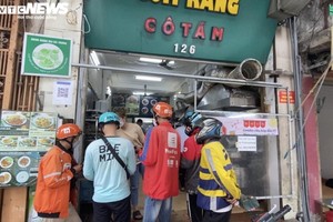 Rang cơm bằng máy, chủ quán rảnh tay đếm tiền trăm suất