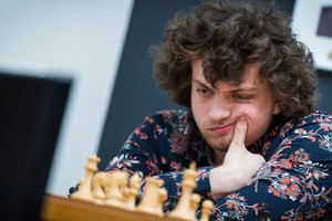 Vua cờ Carlsen bị tố ngược