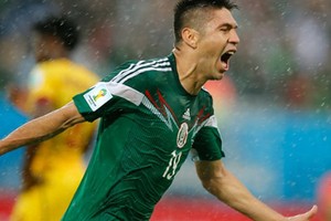 Mexico 1 - 0 Cameroon: Thắng vất vả vì gặp trọng tài “lởm“