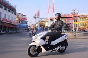 Dạo phố năm mới cùng xe Honda PCX 125 mới 