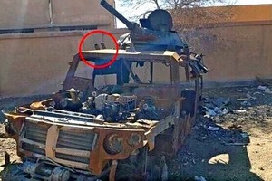 Xe tuần tra của Nga "nát bươm" vì trúng bãi mìn ở Syria 