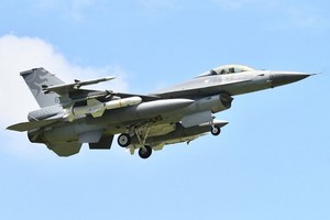 Tiêm kích F-16A đảo Đài Loan mang tên lửa AGM-84 Harpoon dưới cánh tuần tra