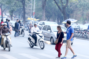 Video: Phanh gấp tránh người đi bộ, thanh niên ngã xe máy như phim hành động