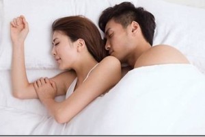 Vợ chồng "thân mật" bị con nhìn thấy, cách người cha giải thích rất đáng học tập