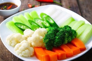 Lỗi ăn uống khiến bạn nhanh già, mỹ phẩm đắt tiền khó cứu vãn