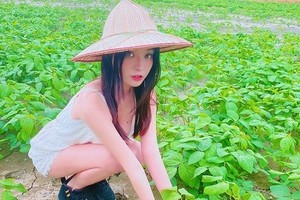 Mặc trễ nải trồng rau, hot girl khoe vòng 1 "ná thở"