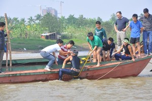 Tiếp tục tìm thi thể nạn nhân bị ném xác, dừng việc lặn mò