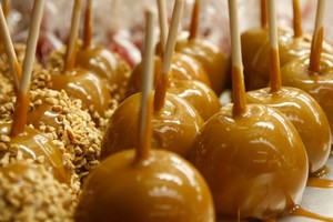 Hàng chục người chết và ngộ độc do ăn caramel táo