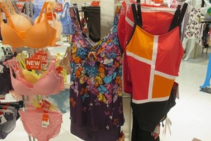 Gái trẻ tả tơi công viên nước khiến bikini xịn đắt hàng