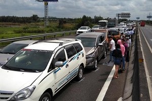 8 ôtô tông liên hoàn trên cao tốc Trung Lương, giao thông ùn tắc 10 km