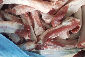 Thịt lợn rẻ giật mình 50 nghìn/kg, chất đầy kho bán cả tấn