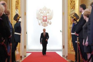 Vì sao Tổng thống Putin có dáng đi “tay vung, tay cứng“?