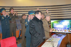 Ông Kim Jong-un muốn phóng thêm nhiều vệ tinh lên quĩ đạo