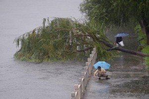 Cảnh tượng ngập lụt kinh hoàng ở Bắc Kinh vì mưa lớn