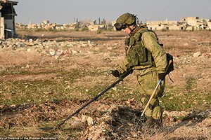 Hiểm nguy rình rập lính Nga dọn bom mìn ở thành phố Aleppo