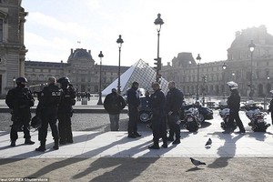 Ảnh: An ninh thắt chặt sau vụ tấn công bảo tàng Louvre