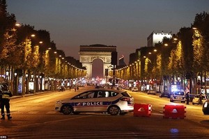 Pháp ráo riết truy lùng nghi phạm vụ xả súng ở Paris