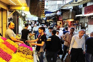 Cảnh mua sắm ở Damascus cho tháng ăn chay Ramadan