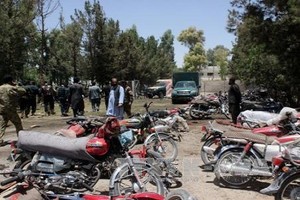 Nổ bom xe ngoài ngân hàng Afghanistan, 70 người thương vong