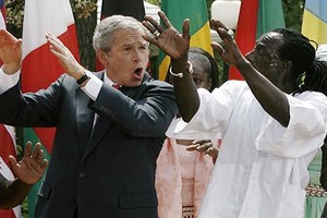 Không ngờ cựu Tổng thống George W. Bush hài hước đến như vậy