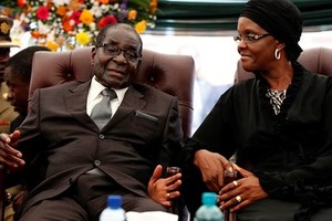 Tiết lộ "sốc" thỏa thuận để Cựu Tổng thống Zimbabwe Mugabe từ chức