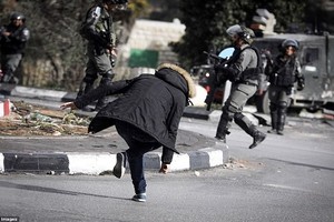 Khoảnh khắc kinh hoàng Israel bắn chết người Palestine đeo “đai bom“