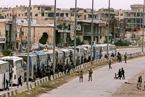 Cận cảnh đoàn xe chở phiến quân Syria rút chạy khỏi Đông Ghouta