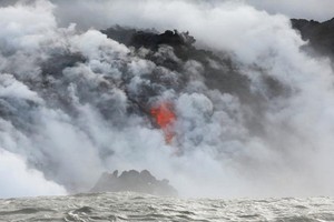 Hãi hùng cảnh dung nham núi lửa Hawaii đổ xuống Thái Bình Dương