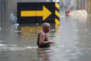 Bão Henry hoành hành, thủ đô Manila “phố biến thành sông”