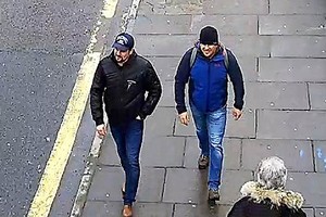 Anh “vạch mặt” nghi phạm đầu độc điệp viên Skripal, Nga đáp trả