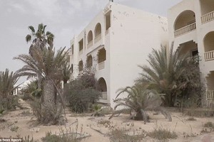 Đột nhập loạt khách sạn “ma” bị bỏ hoang ở Tunisia