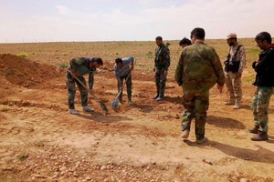 Rùng mình hố chôn tập thể binh sĩ Syria bị IS giết ở Raqqa