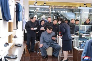 Chủ tịch Triều Tiên Kim Jong-un đích thân thị sát các nhà máy