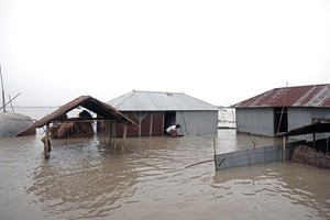 Hãi hùng lũ lụt hoành hành Nam Á, hơn 100 người chết