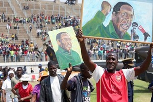 "Sóng ngầm" và mâu thuẫn trong đám tang cố Tổng thống Mugabe