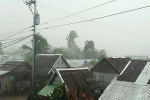 Hình ảnh siêu bão Kammuri tàn phá Philippines, hàng trăm nghìn người vội sơ tán